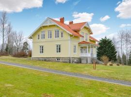 5 Bedroom Beautiful Home In Juskog Husa，位于Navarsviken的酒店