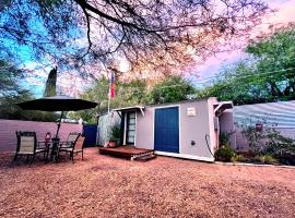 Peaceful Tucson Tiny House Getaway with Backyard，位于土桑的乡村别墅