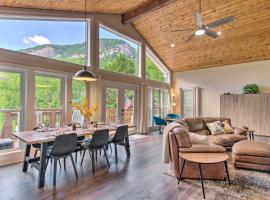 Breathtaking Views Unique Chimney Rock Cottage!，位于卢尔湖的酒店