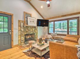 Boone Hideaway with Deck, Grill and Forest Views!，位于布恩的酒店