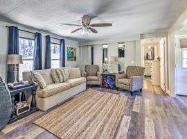 Quiet Cloudcroft Cabin with Porch and Gas Grill!，位于克劳德克罗夫特的酒店