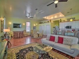 Charming DeFuniak Apartment in Historic Dtwn!，位于德芬阿克泉漩涡泉附近的酒店