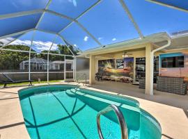 Charming N Fort Meyers Retreat Pool and Lanai!，位于北迈尔斯堡Pine Island Shopping Center附近的酒店