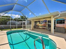Charming N Fort Meyers Retreat Pool and Lanai!，位于北迈尔斯堡Fort Myers Shopping Center附近的酒店