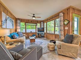 Northern Nights Beachfront Cottage in Kalkaska，位于卡尔卡斯卡的酒店