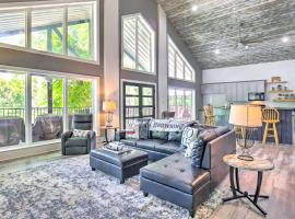 Outdoor Entertainment Space Home in McQueeney，位于McQueeney的酒店