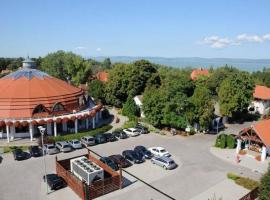 Konferencia és Családi Hotel Balatonszárszó，位于巴拉顿扎佐的酒店