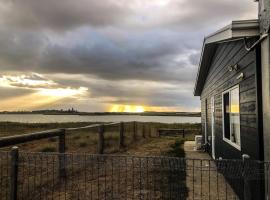 Coorong Island Retreat - Farm Stay at Pet Friendly Property，位于Meningie的酒店
