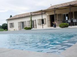 Villa climatisée avec piscine CHAUFFÉE au cœur du massif d'Uchaux , calme absolu !，位于Mondragon的别墅