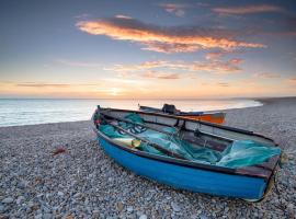 Luxurious Beach House Chesil Beach. Sleeps 6，位于Castletown的酒店