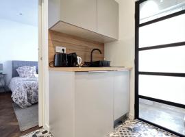 LOENA CANNES CENTRE - Appartement rénové 2 pièces - 4 personnes - proche croisette palais festival plage - internet gratuit - climatisation - non fumeur，位于戛纳Villa Domergue附近的酒店