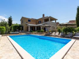 Villa Salvea with heated pool，位于Montižana的度假短租房