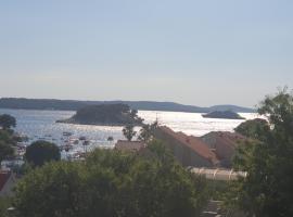 Apartments & Rooms Zlatica Hvar，位于赫瓦尔的带热水浴缸的酒店