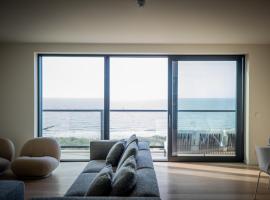 La Risacca, Luxurious, 3 bedroom, sea view design apartment，位于卡德赞德的公寓