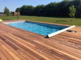 Logement neuf avec jardin privé 4 couchages et Jacuzzi Piscine en option，位于Les Iffs的酒店