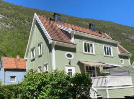 Sentral tomannsbolig ved park, Rjukan，位于尤坎的酒店