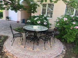 УЮТНЫЙ ДОМ ДЛЯ ОТДЫХА, город-Бендеры ,Приднестровье，位于Bender的酒店