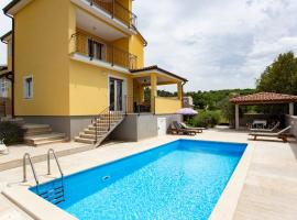 MAVI accommodations - Villa Pistine - with private pool for 8 near Rovinj，位于罗维尼的带停车场的酒店