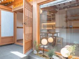 Luxury hanok with private bathtub - Jinseojae