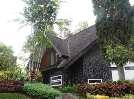 Batu Villa (3 Bed Rooms & just 2 min walk to Jatim Park 1)