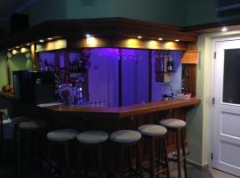 Hotel Flóra，位于欧罗什哈佐的酒店