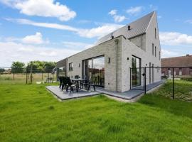 Modern holiday home in Ronse with garden，位于龙塞的度假屋