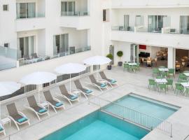 Aparthotel Marina Drach，位于克里斯托港的带泳池的酒店