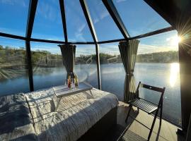 Aurora Hut - luksusmajoitus iglu tunturilammella Pohjois-Lapissa Nuorgamissa，位于Nuorgam的度假短租房