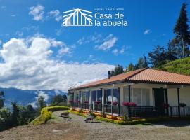 Hotel Campestre Casa de la Abuela，位于La Capilla的带停车场的酒店