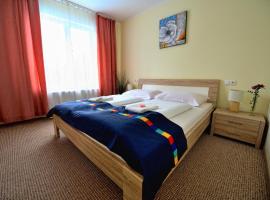 Hotel KOREKT，位于皮耶什佳尼的酒店