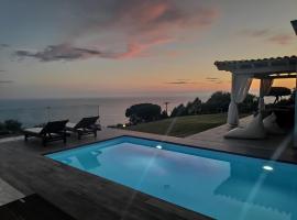 Villa Vardia-Amazing Seaviews with heated pool，位于Sinarádes的酒店