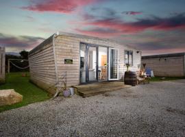 Wheal Prosper- Beautifully Fitted Wooden Lodge Helston Cornwall，位于赫尔斯顿的酒店