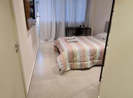 Flat Hotel América Campos Pelinca 301，位于坎普斯戈伊塔卡济斯康波斯大道购物中心附近的酒店