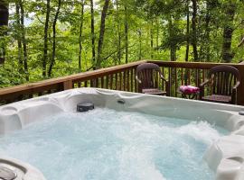 Natures Retreat with Hot Tub 7 Mi to Bryson City，位于惠提尔的酒店