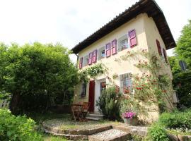 Scenic holiday home in Belluno with shared garden，位于贝卢诺的酒店