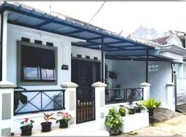 Situ Gede Indah HOMESTAY，位于打横的酒店