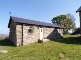 Detached barn with valley views near Cardigan，位于卡迪根的度假屋