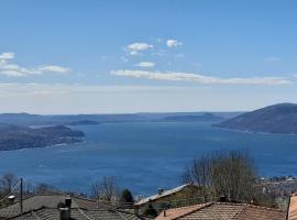 Casa Adriana con incantevole vista lago，位于Bee的酒店
