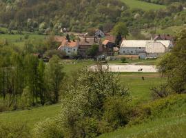 Ubytování v apartmánu, 2 ložnice, na farmě，位于Bžany的酒店
