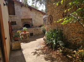Two bedroom Stone Cottage，位于Condac的酒店