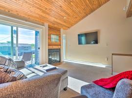 Sunny South Haven Condo Less Than 1 Mi to Beaches!，位于南黑文的酒店