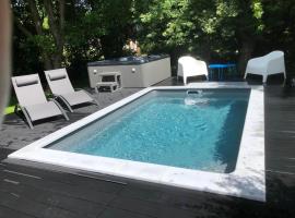 PAUSE NATURE SORBAIS Gite de groupe avec Piscine, Spas, Sauna avec 8 chambres et 8 salles de bain, grande cuisine et grande salle de vie，位于Sorbais的酒店