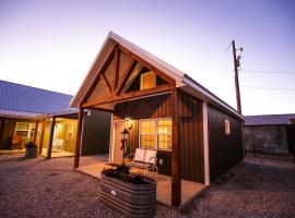 Knotty Squirrel Cabins，位于芒廷维尤里昂大学附近的酒店