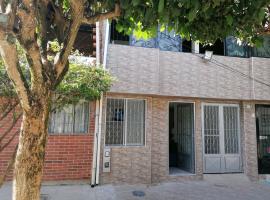 Bienvenido a tu segundo hogar a dos cuadras del centro recreaciónal lagos club comfatolima，位于伊瓦格的乡村别墅