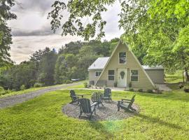 A-Frame Cabin with Hot Tub 5 Mi to Waterford!，位于Melrose的酒店