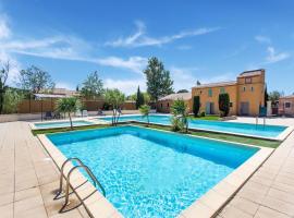 Comfortable holiday home with swimming pool，位于阿尔勒的酒店