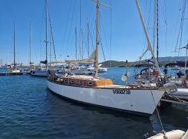 Barca a vela d’epoca Emibel，位于坎尼吉翁的船屋
