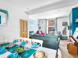 The Terrace - Light, bright characterful coastal home with parking near beaches，位于廷茅斯的酒店