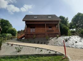 SUPERBE CHALET AVEC PISCINE CHAUFFEE Juillet et Aout，位于Saint-Manvieu-Bocage的酒店