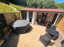 Beauslodge Authentic Log Cabin With Private Hot Tub，位于Arford的山林小屋
